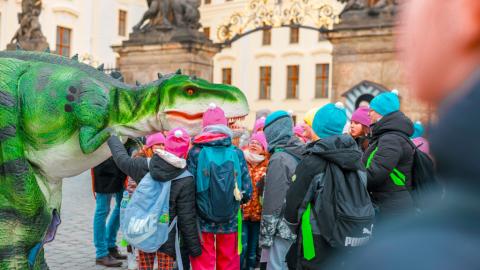 Děti obdivují tyranosaura na Pražském hradě